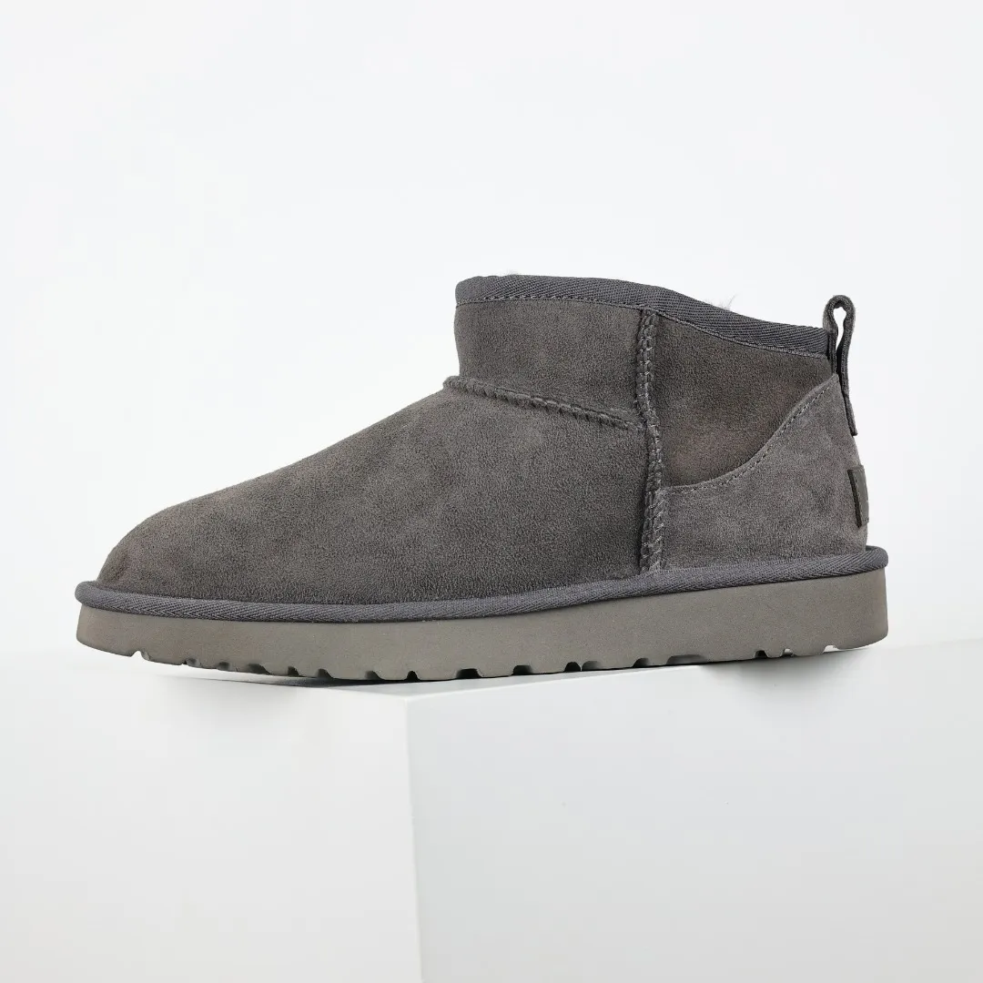 Pick up locally 💰520 Core recommendation Good price It is a very suitable choice for keeping warm in winter and at home. In the new year, uug launched a series of styles, which are partial to the preferences of young consumers and have also moved to the forefront of fashion trends. Shoe body material Water-repellent coated suede upper 17mm UGGPURE™ implantable wool insole Lightweight non-slip comfortable rubber outsole With brand LOGO trademark Comes with a full set of packaging Size: 35 36 37 38 39 40 41 42 43 44